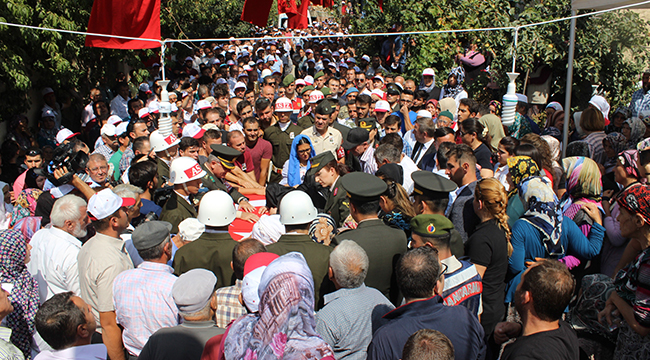 ŞEHİT YAKINLARI BİRBİRLERİNİ TESELLİ ETTİ
