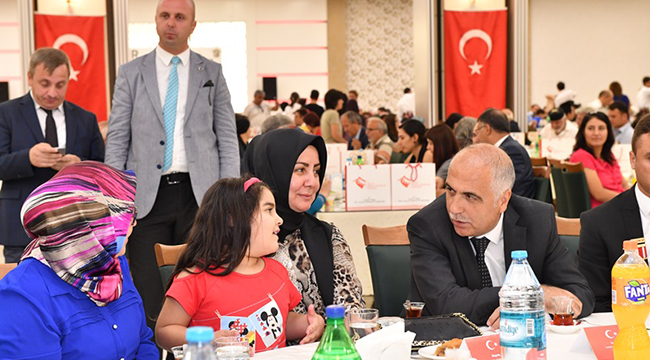 VALi KARAHAN, GAZi ve AiLELERiNi AĞIRLADI