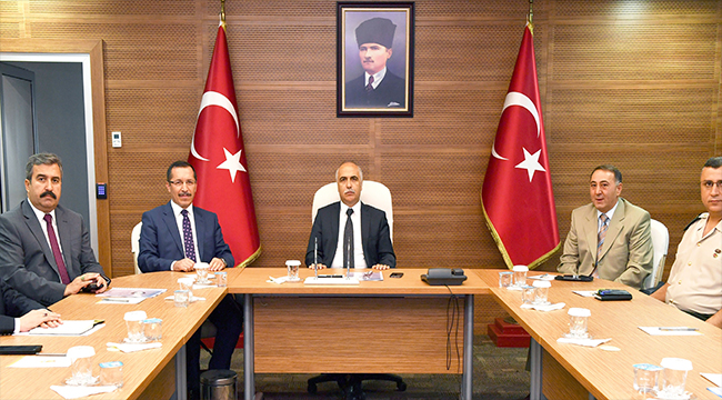 ÜNiVERSiTENiN GÜVENLiĞi MASAYA YATIRILDI