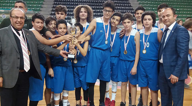 BASKETBOLDA YILDIZLAR KUPALARINI ALDI