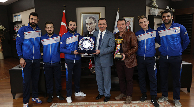 KUPALARINI REKTÖR BAĞ’A HEDİYE ETTİLER