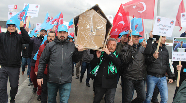 METAL İŞÇİLERİ TABUTLU EYLEM DÜZENLEDİ