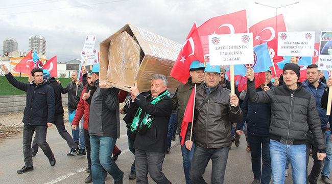 METAL İŞÇİLERİ TABUTLU EYLEM DÜZENLEDİ
