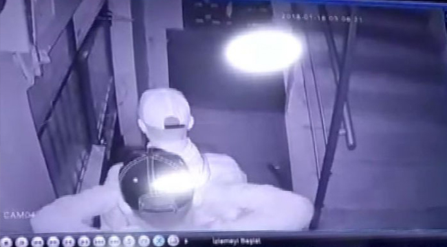 AYAKKABILARI ÇALARKEN KAMERAYA YAKALANDILAR