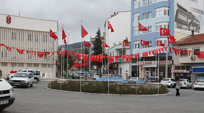 TAVAS’TA YER GÖK KIRMIZI BEYAZ