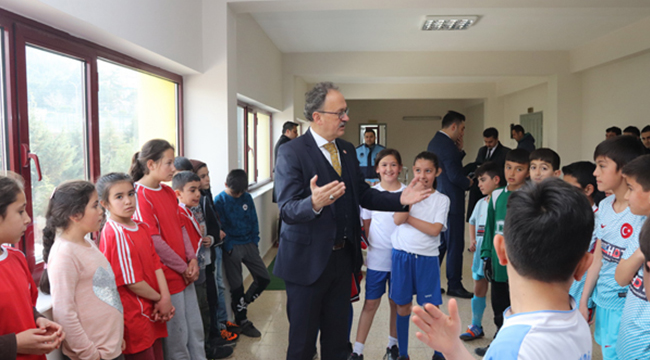 TAVAS’TA OKULLAR ARASI FUTBOL HEYECANI BAŞLADI