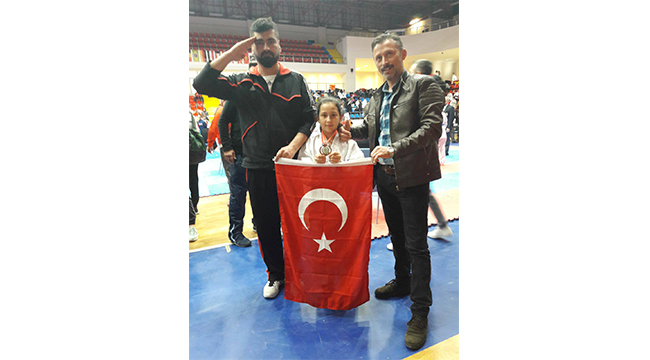 KARATECİ MELİSA MADALYAYA DOYMUYOR