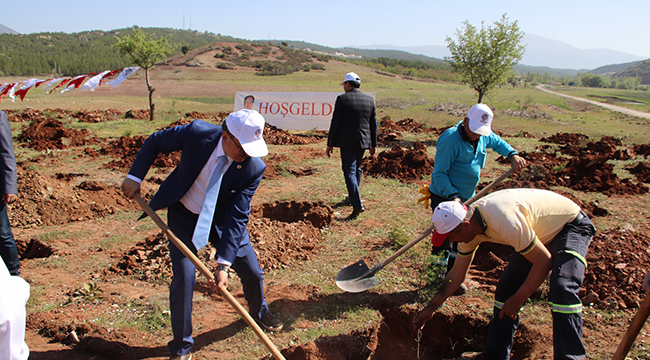 TAVAS’TA, 23 NiSAN’DA FİDANLAR TOPRAKLA BULUŞTU