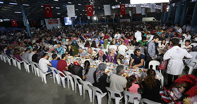 BÜYÜKŞEHİR’İN GÖNÜL SOFRASI FATİH’E KURULDU