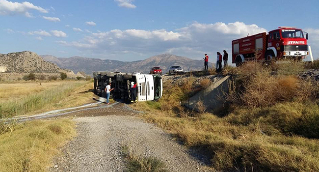 SÜT TANKERİ DEVRİLDİ:1 YARALI