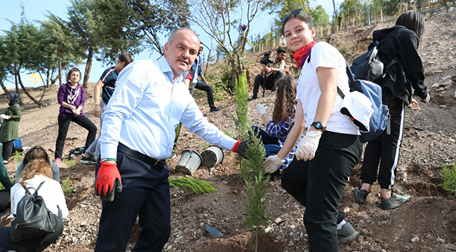 BAŞKAN GÜRLESİN ÖĞRENCİLERLE FİDAN DİKTİ