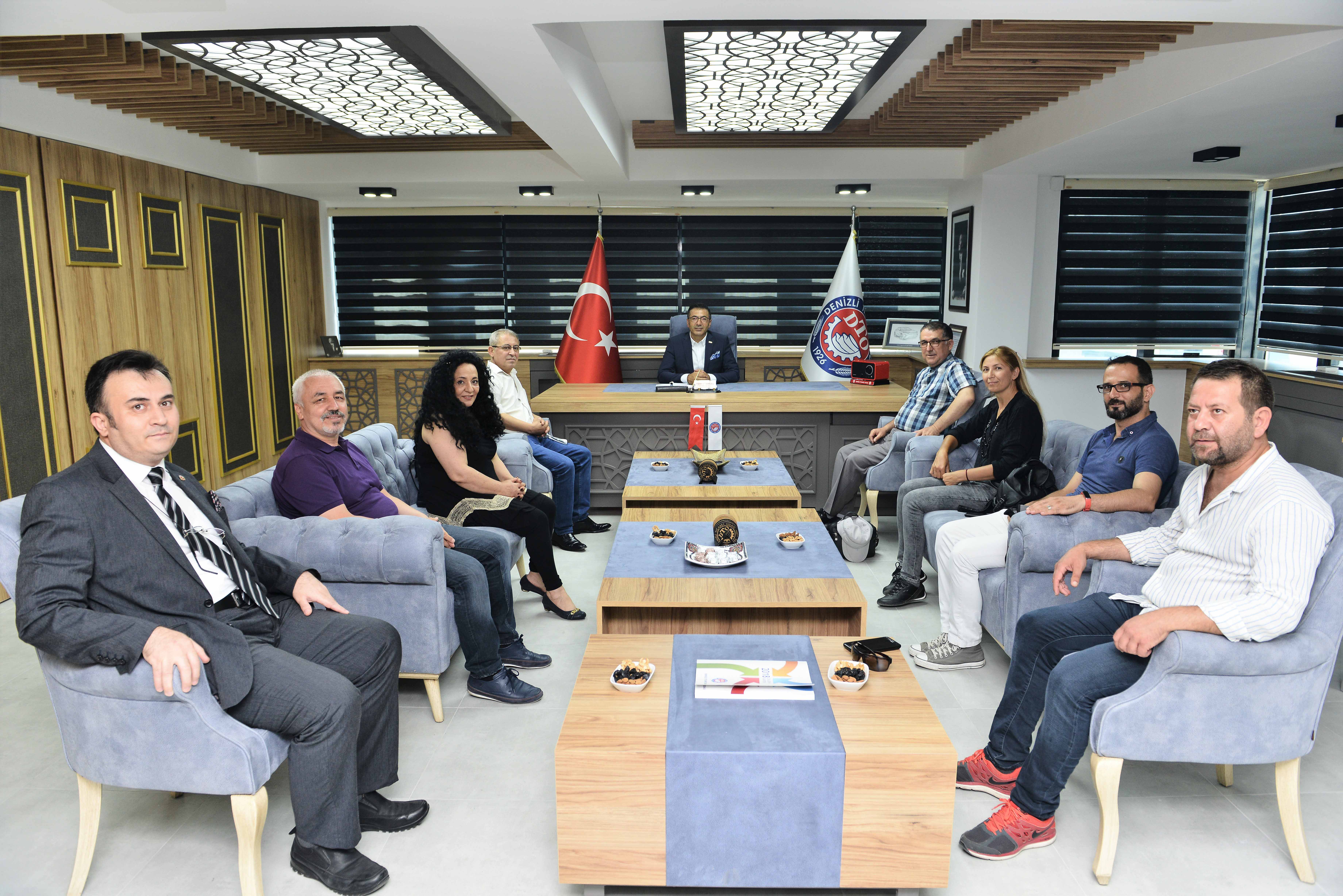 BAŞKAN ERDOĞAN GAZETECİLERİ AĞIRLADI