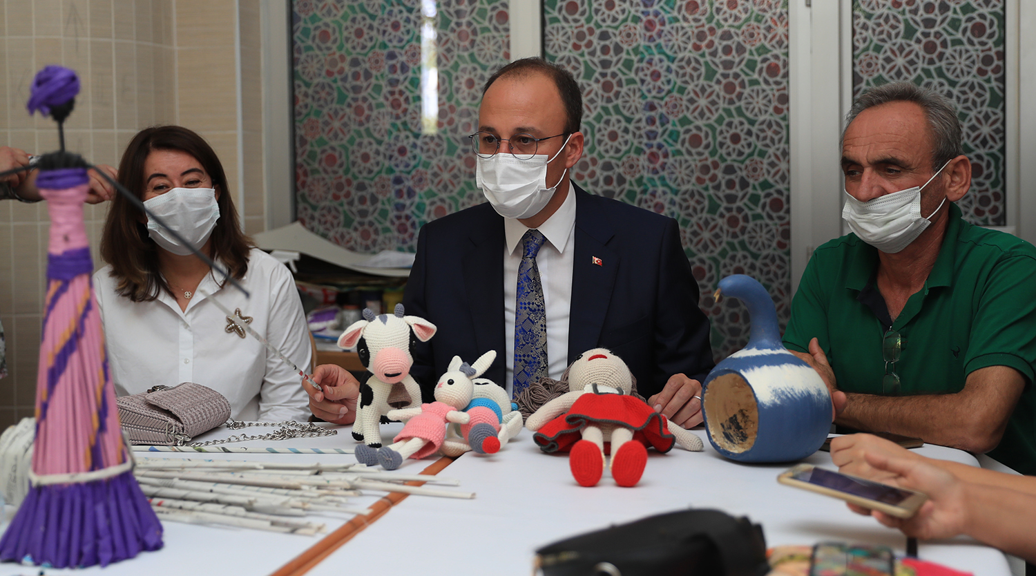 PAMUKKALE’DE EL EMEKLERİ SANAT ESERİNE DÖNÜŞÜYOR