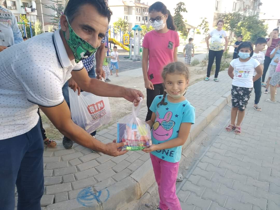 Denizli'de sosyal medyadan birleşip çocukları sevindirdiler
