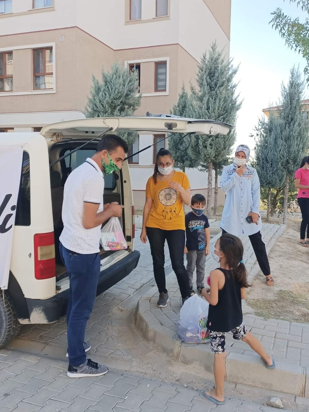Denizli'de sosyal medyadan birleşip çocukları sevindirdiler