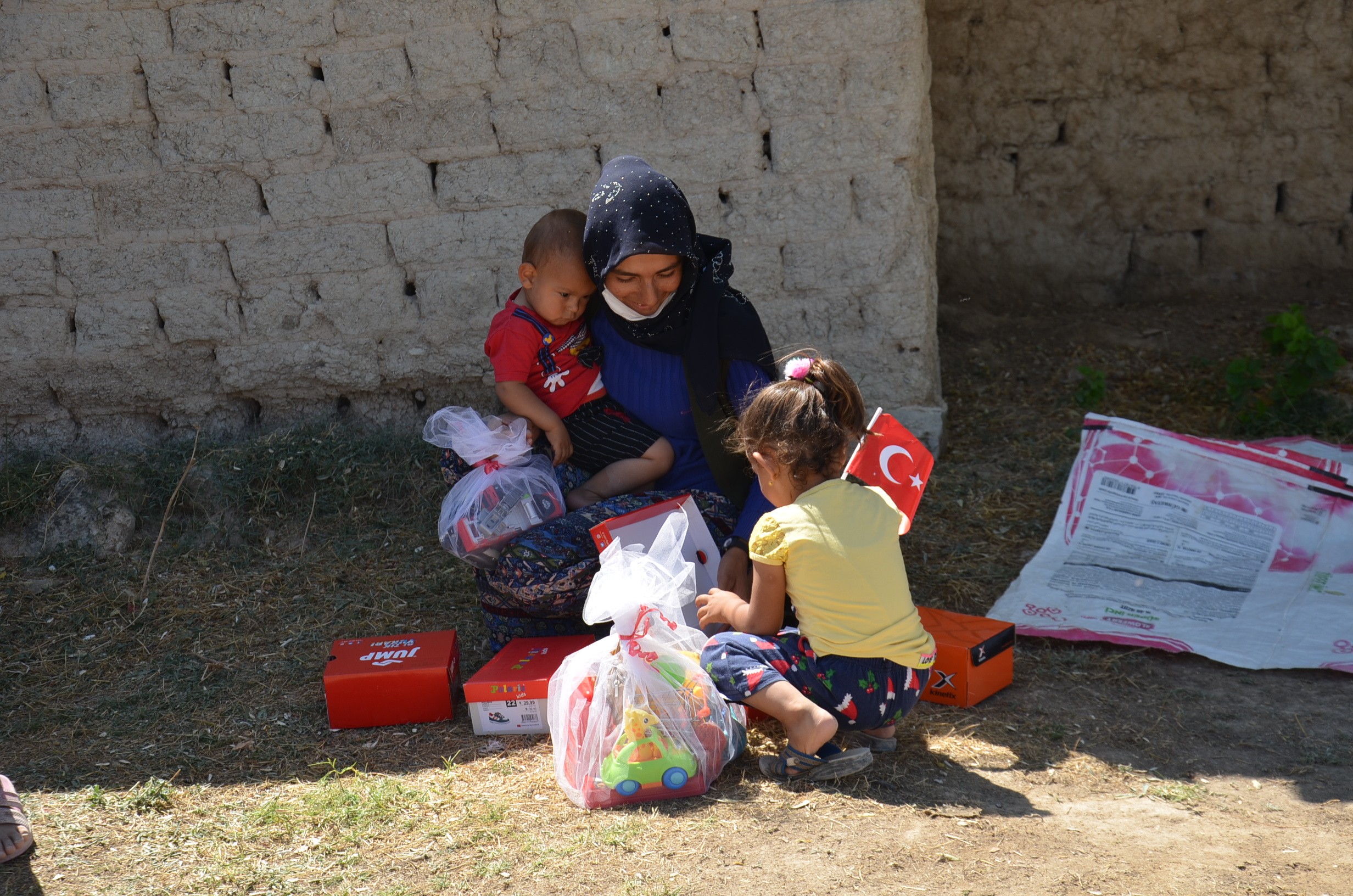 Polisler çadırda yaşayan işçi çocuklarını sevindirdi