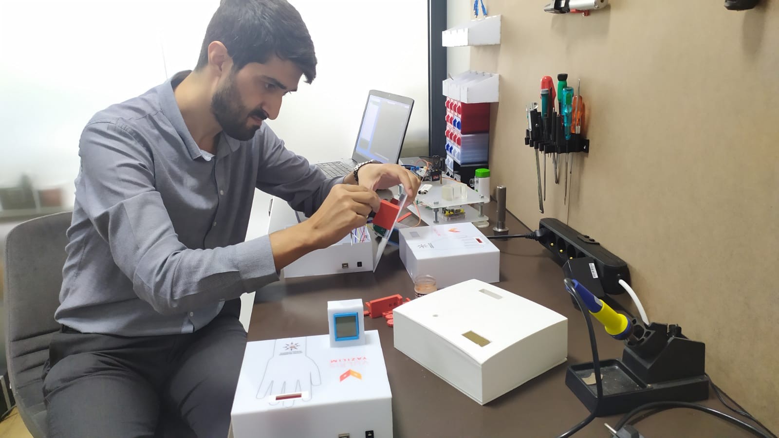 Denizlili bilgisayar mühendisi kendi ateş ölçerini üretti