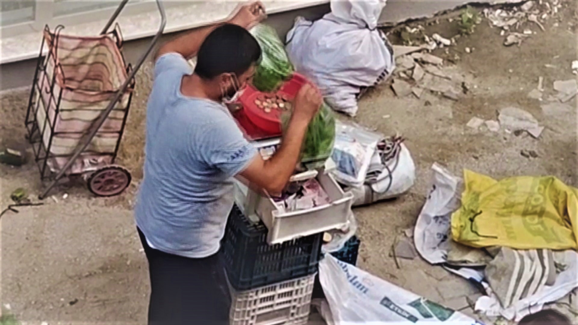 Denizli'de pazarcının terazi kurnazlığı