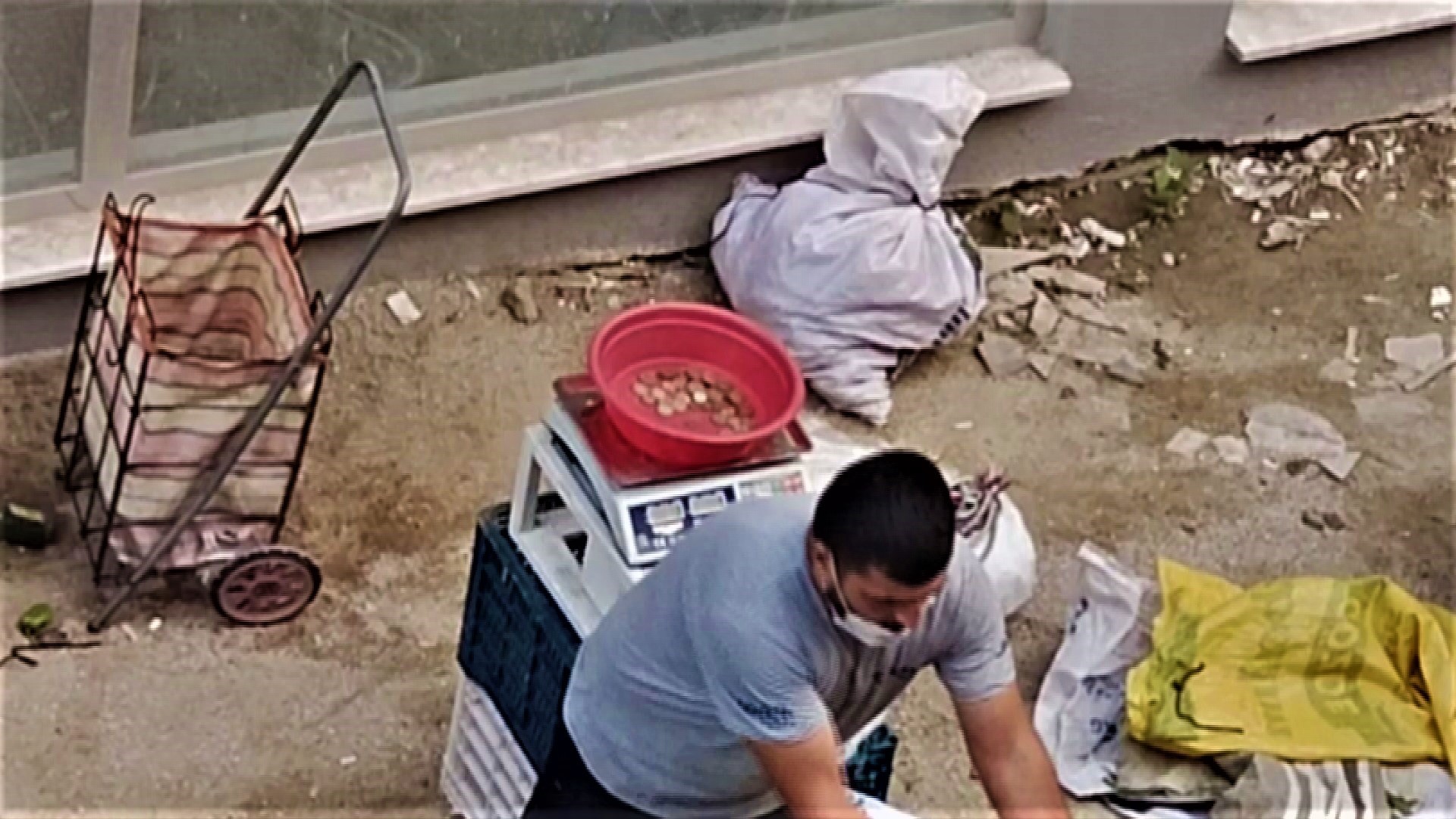 Denizli'de pazarcının terazi kurnazlığı