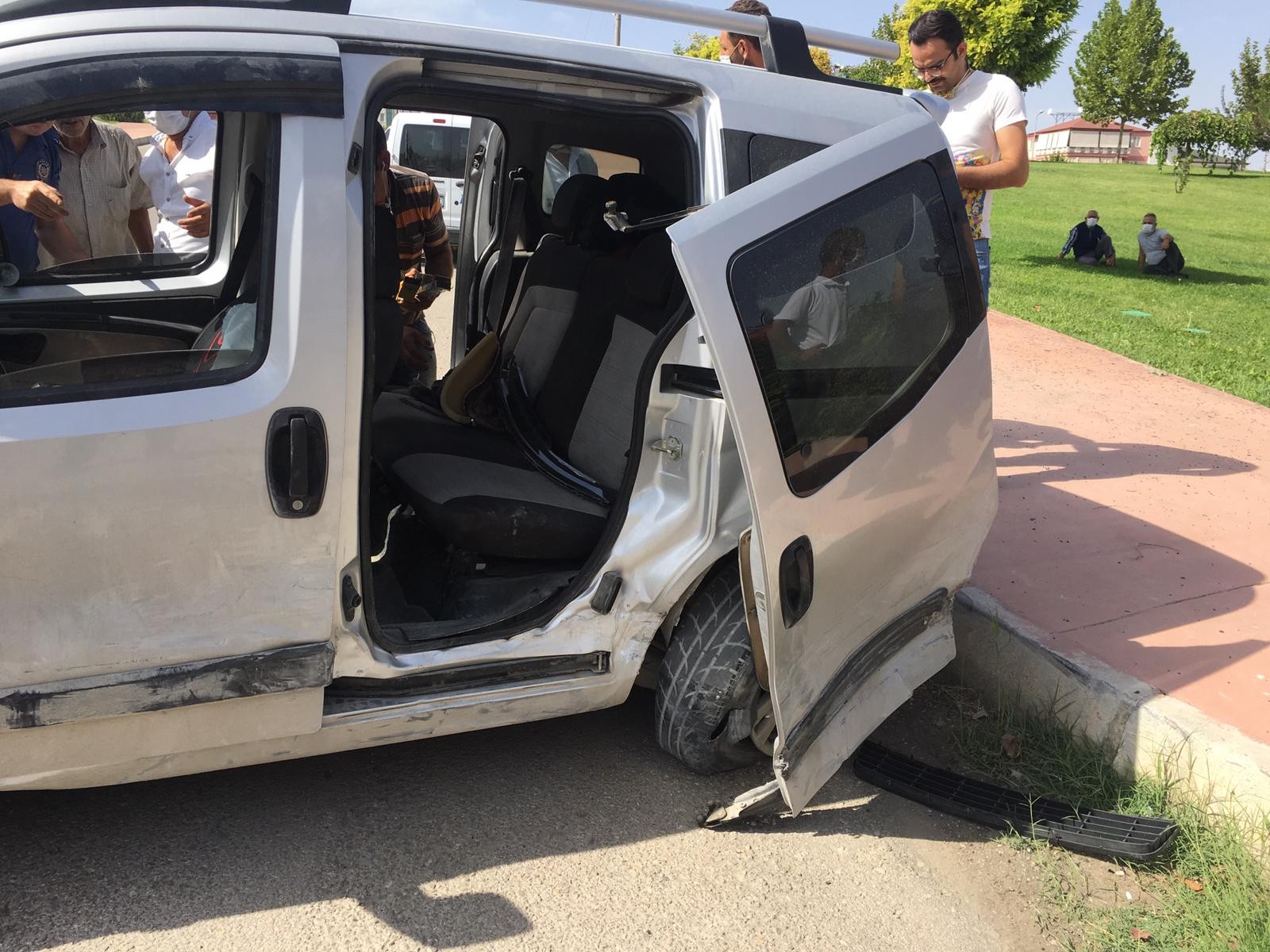 Denizli'de dikkatsiz sürücüler kavşakta kaza yaptı