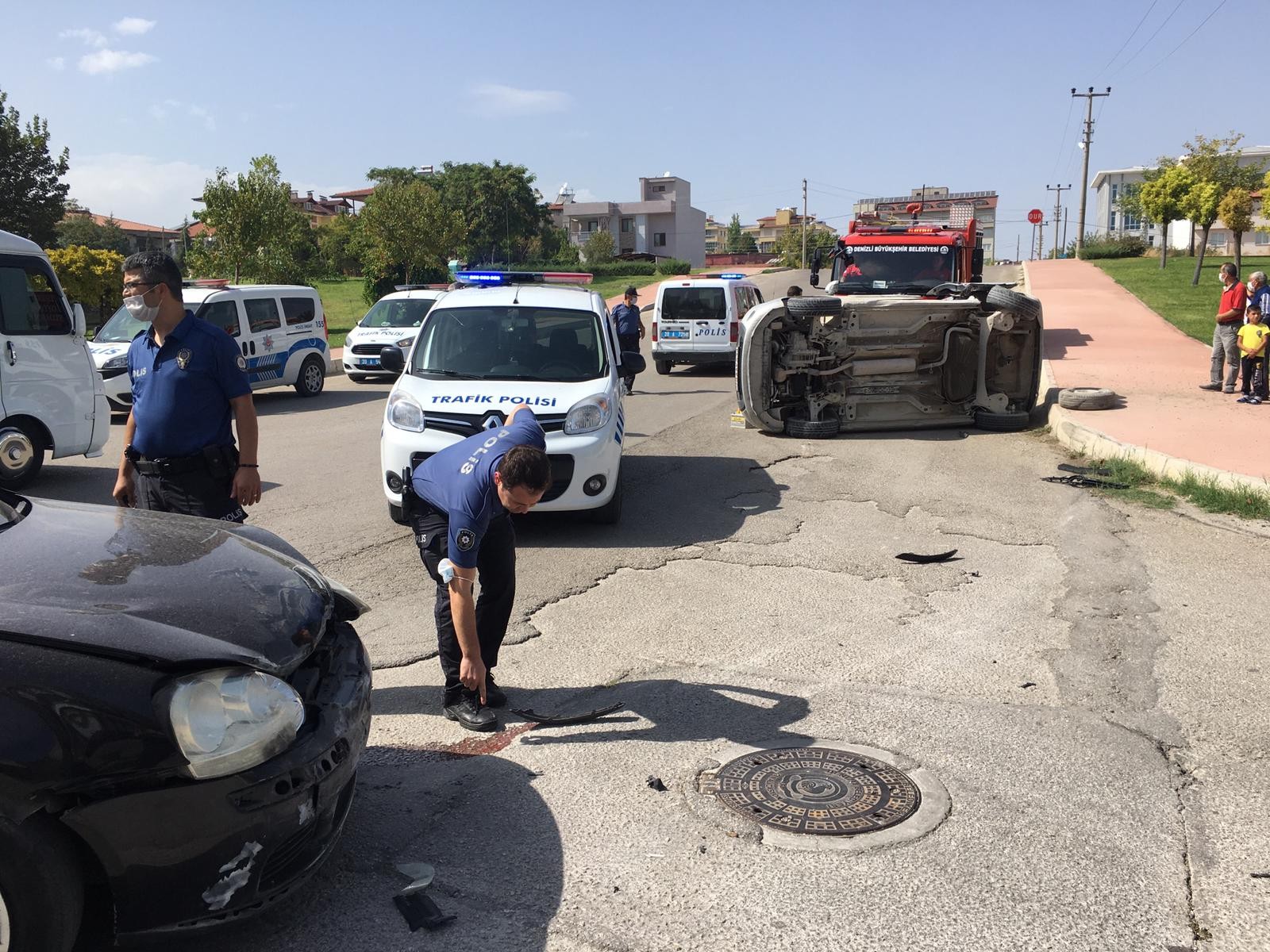 Denizli'de dikkatsiz sürücüler kavşakta kaza yaptı
