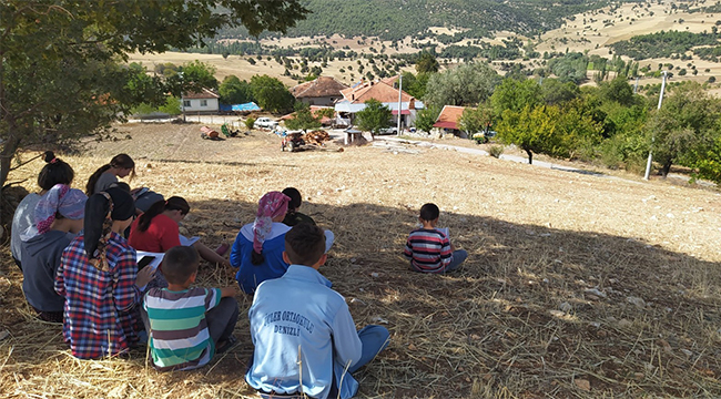 Online derse katılabilmek için tepe tepe geziyorlar