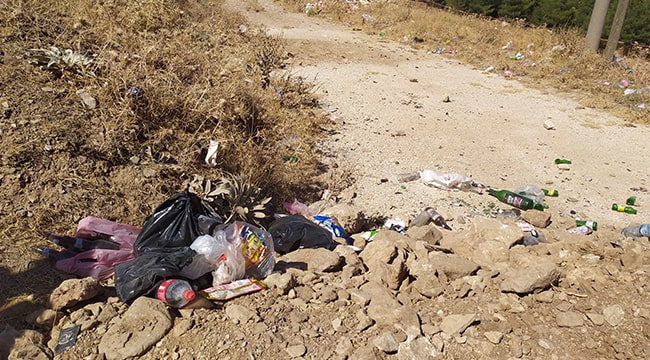 Alemciler tabela ve beton bariyerleri dinlemedi