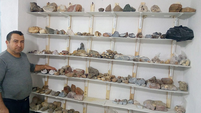 Dağlardan topladığı taş parçalarını göz alıcı güzelliğe dönüştürüyor