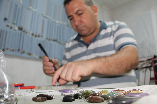 Dağlardan topladığı taş parçalarını göz alıcı güzelliğe dönüştürüyor
