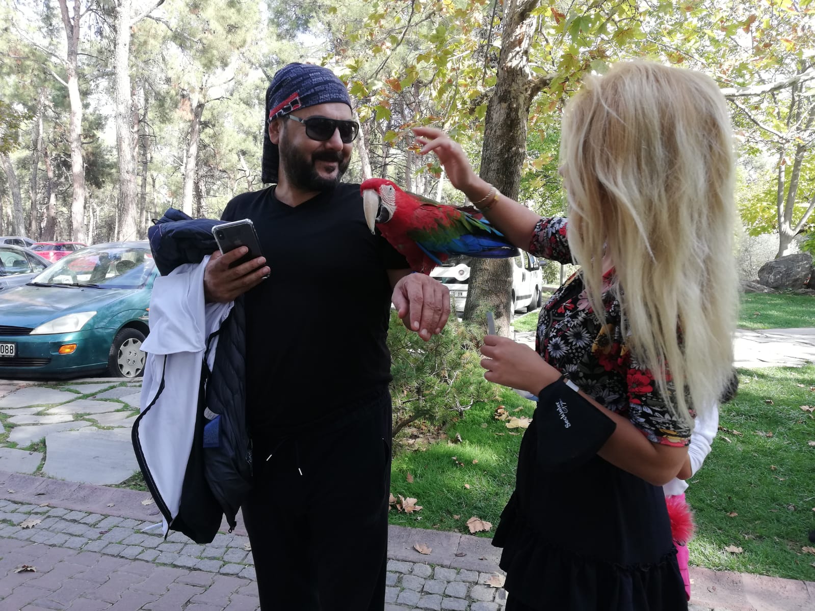 Denizli'de vatandaş her haftasonu papağanını gezdiriyor