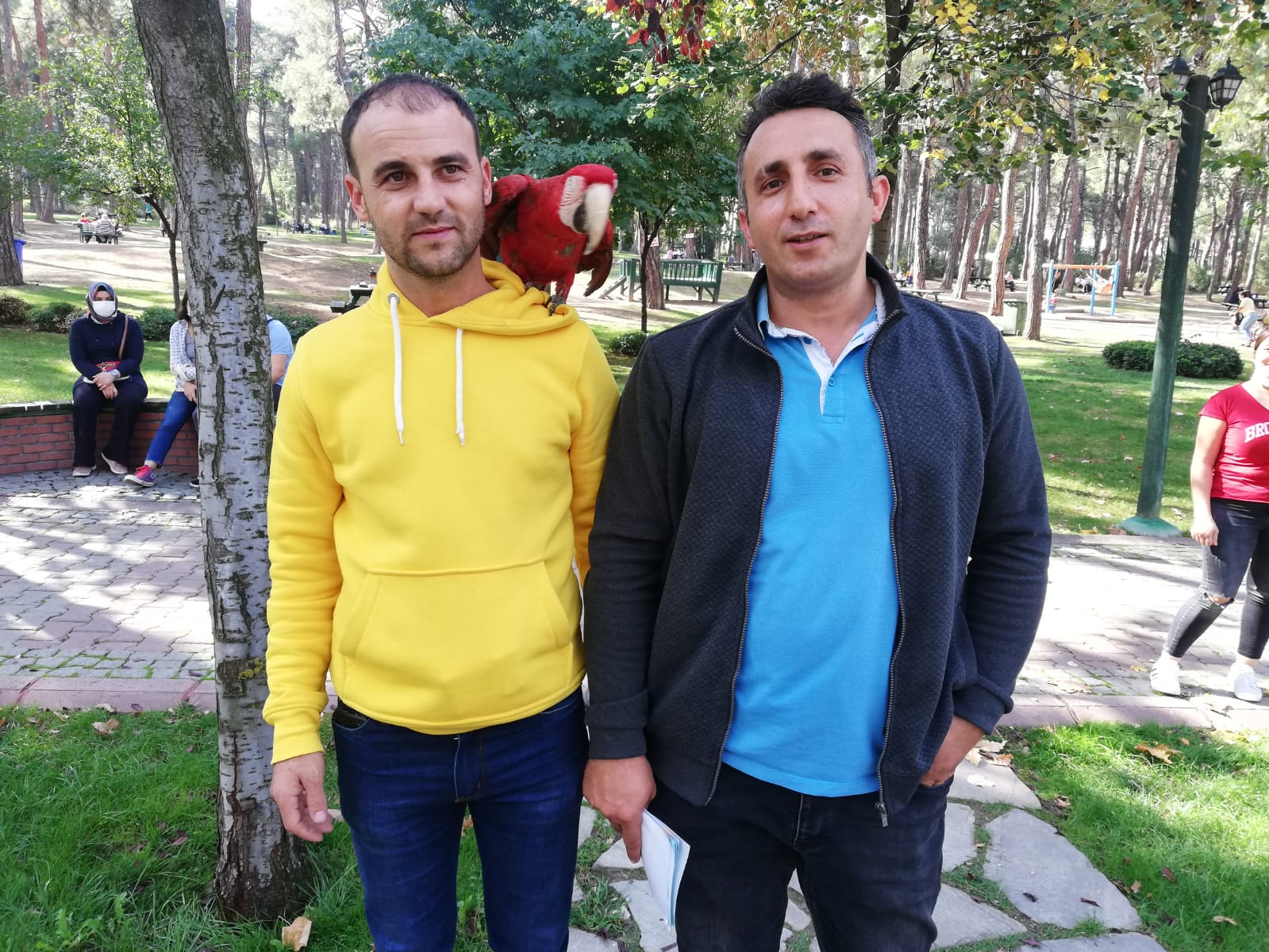 Denizli'de vatandaş her haftasonu papağanını gezdiriyor