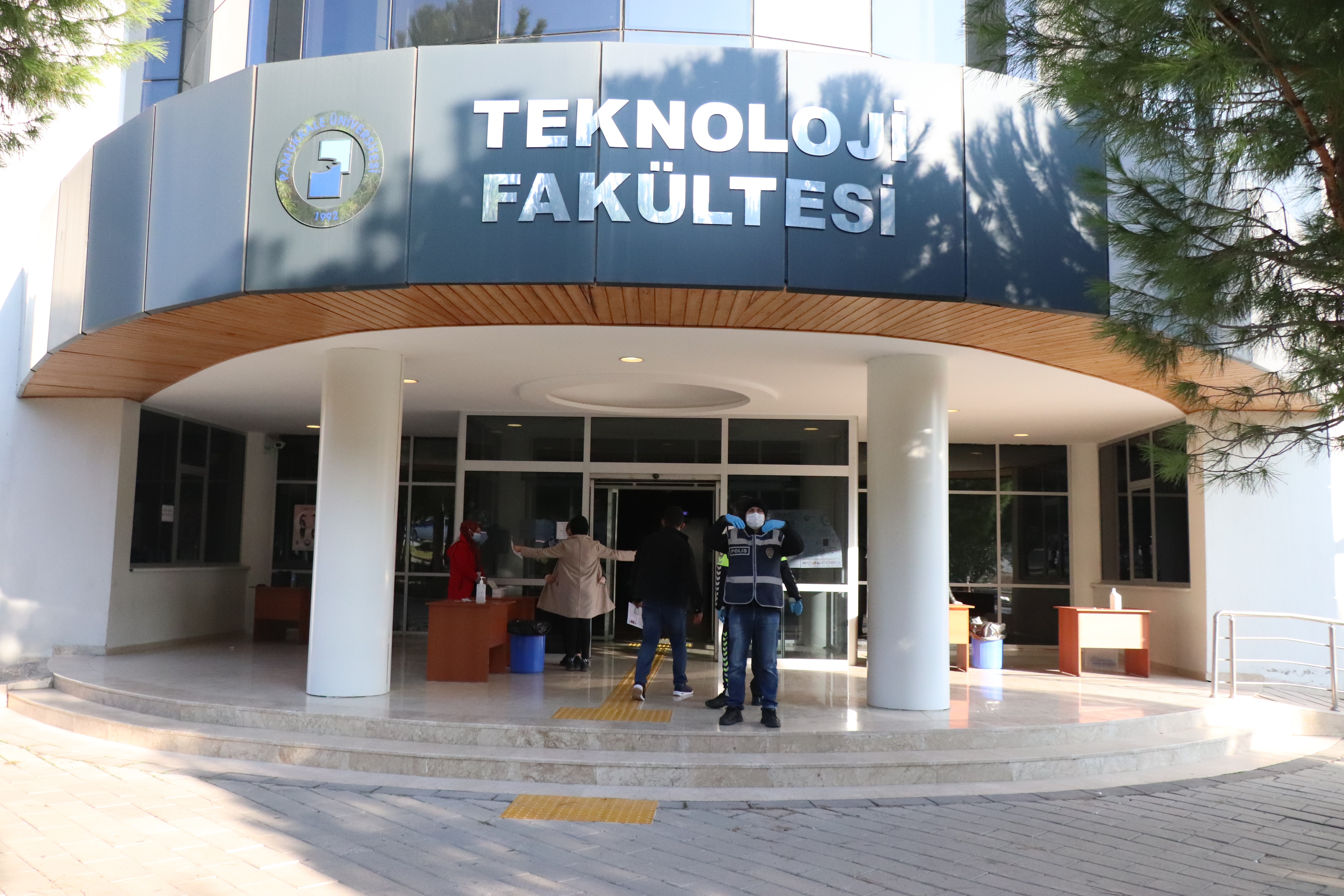 Sokağa çıkma kısıtlamasında KPSS sınav adayları okullara koştu