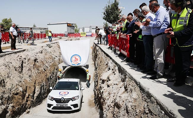 Bu altyapı hatlarının içinden otomobil geçiyor