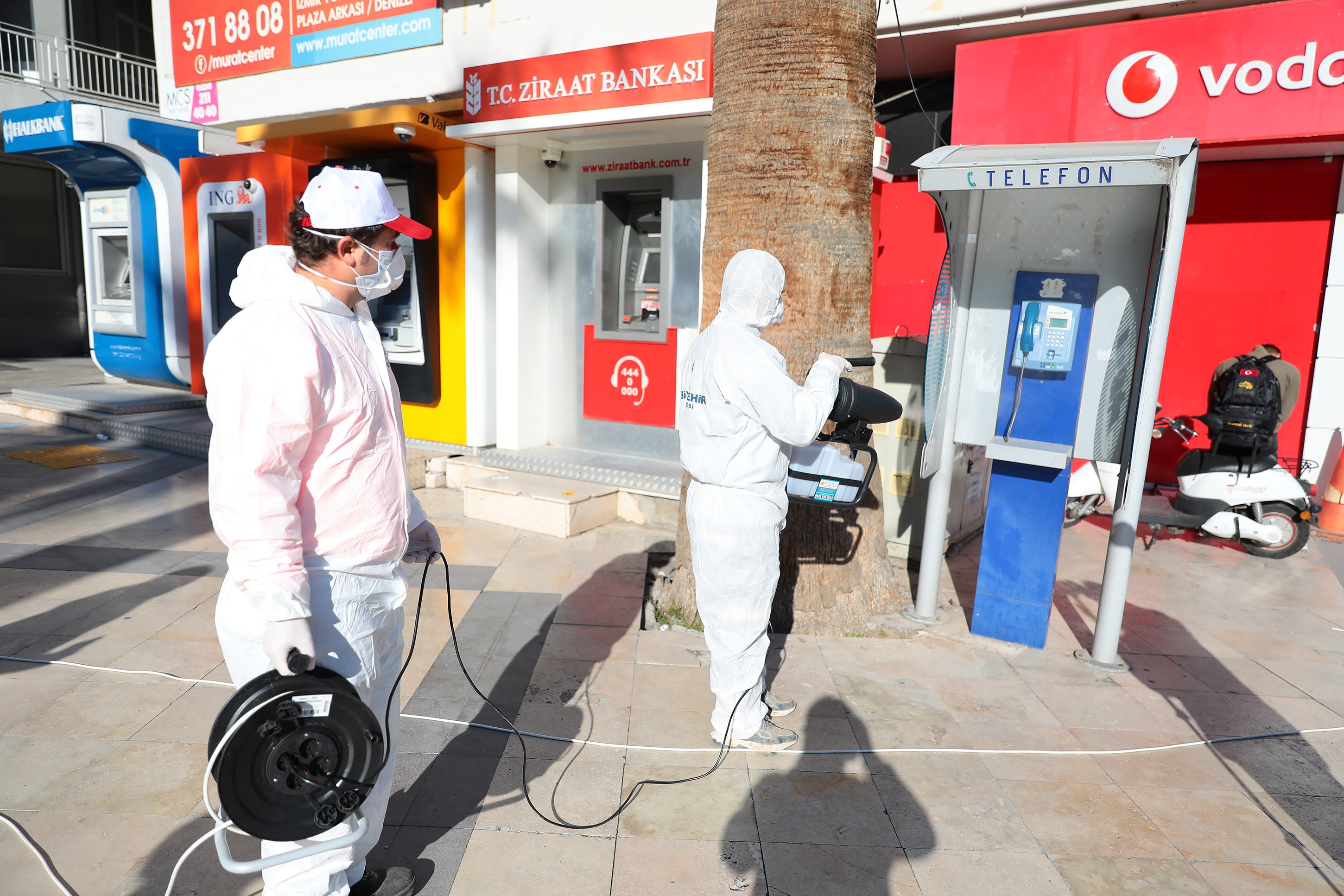 Büyükşehir kent merkezinde bulunan tüm işyerlerini dezenfekte etti