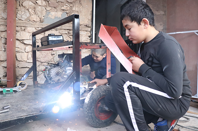 2 kafadar sıfırdan araba yaptı