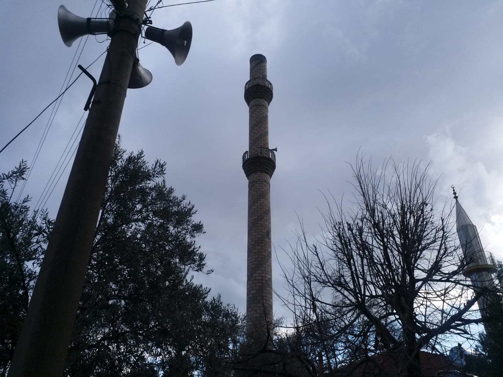 Cami minaresi fırtınaya dayanamadı