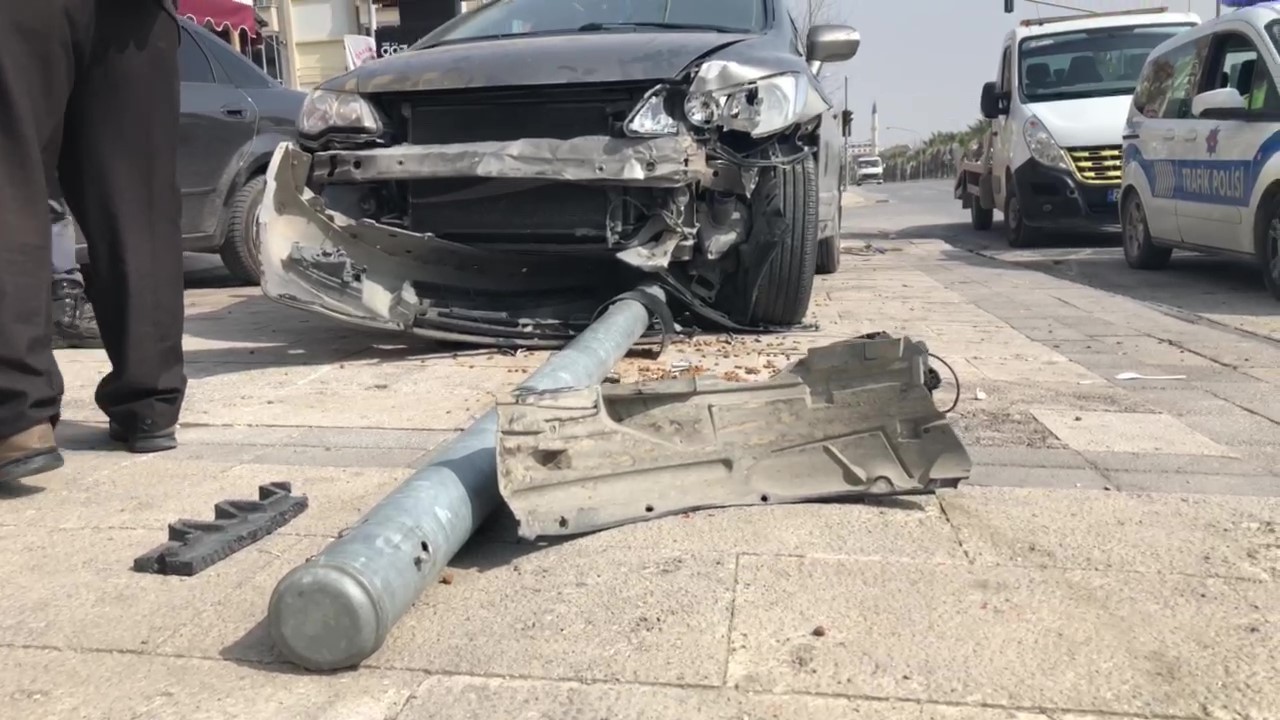 Kadın sürücü 3 kişiye çarptı, birini ezdi