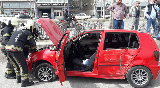 Bayan sürücünün kullandığı otomobil bariyeri aşıp seyir halindeki minibüse çarptı: 7 yaralı