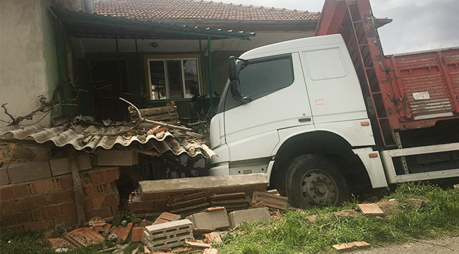 Yoldan çıkan kamyon eve çarptı