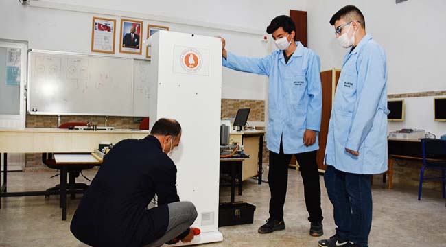 Meslek Lisesi UV Işınla Hava Temizleme Cihazı üretti