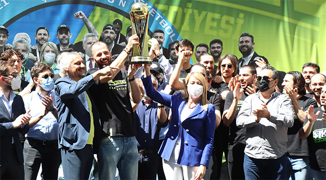 Merkezefendi Belediyesi Denizli Basket törenle kupasını aldı
