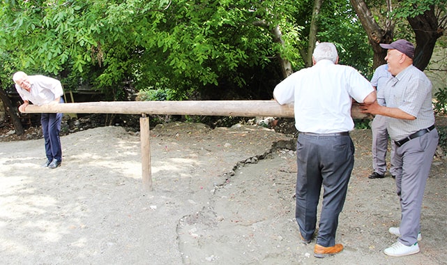50 yıl sonra gıngırdak ile çocuklar gibi eğlendiler