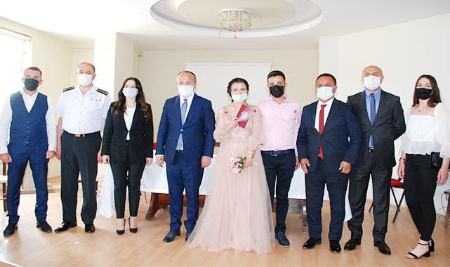 Vali Atik, genç çiftin nikah şahidi olma isteğini geri çevirmedi
