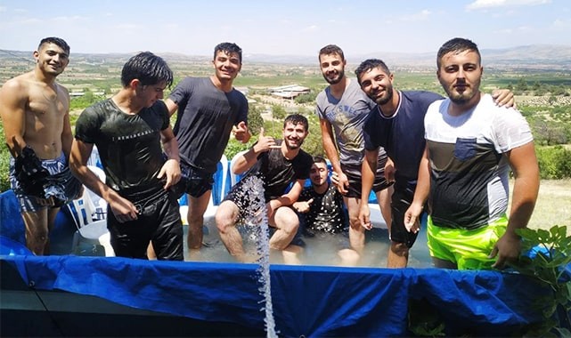 Gençlerin serinleme formülü görenleri gülümsetti