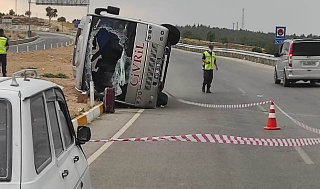 Baklan yol kavşağında yolcu otobüsü yan yattı