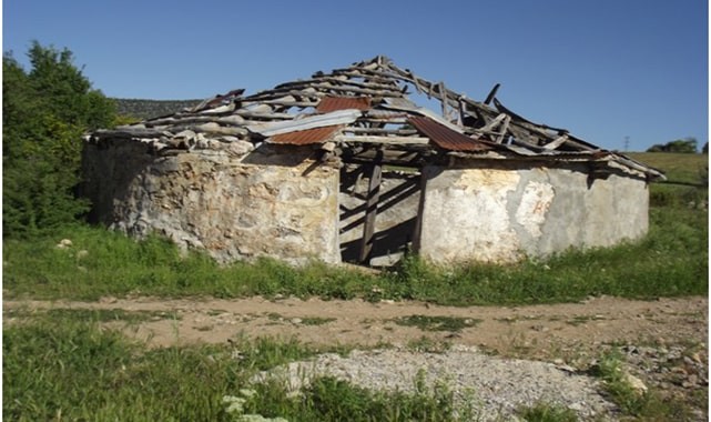 KALE – BEYAĞAÇ YOLU ÜZERİNDEKİ ÜÇ SARNIÇ İLGİSİZLİKTEN YIKILIYOR