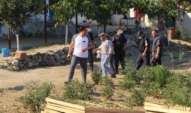 Yaşlı adam alevlerin yaklaştığı evini terk edip gidemedi
