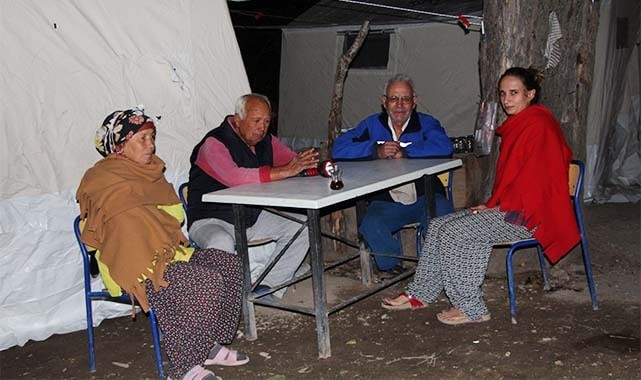 Deprem sonrası ağır hasarlı tespit edilen evdeki 10 kişi çadıra yerleştirildi