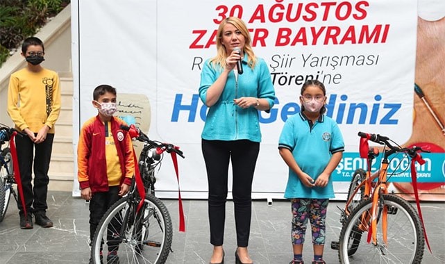 DERECEYE GİREN ÖĞRENCİLERE ÖDÜLLERİNİ BAŞKAN DOĞAN VERDİ