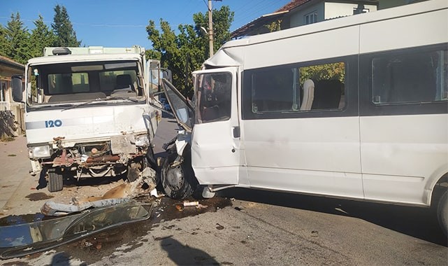 İşçi minibüsü ile çöp kamyonu kafa kafaya çarpıştı